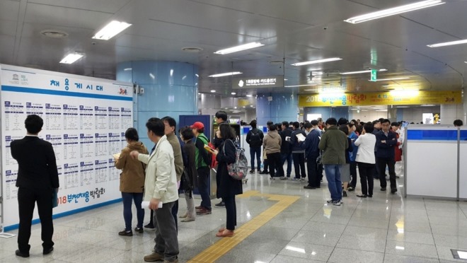 1-3.지난 4월에 열린 부천채용박람회2.jpg