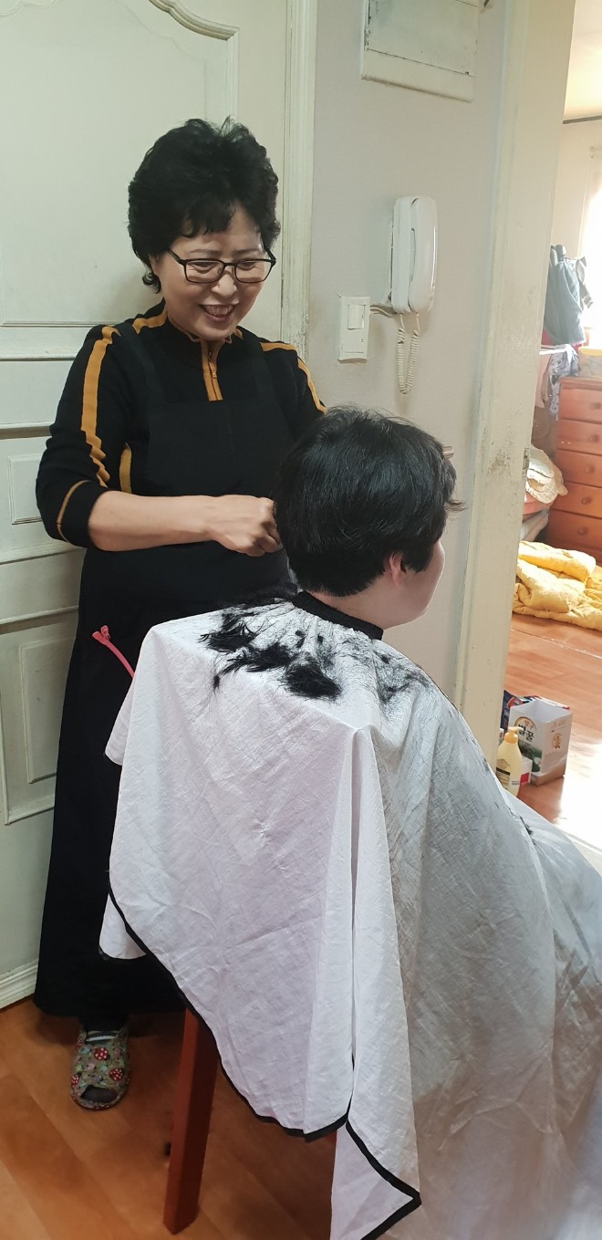 사본 -1.+성곡동+움직이는+자원봉사단에서+독거어르신+댁을+찾아가+무료+이미용서비스를+하고+있다..jpg