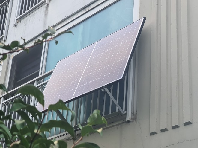 3-2.+베란다형+미니태양광+발전소+설치+사진.jpg