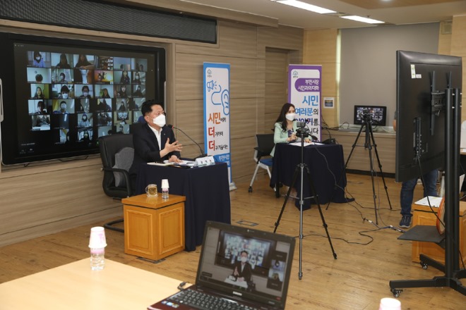 1-2.+장덕천+부천시장이+온라인+열린시장실을+통해+학생들과+소통하고+있다..JPG