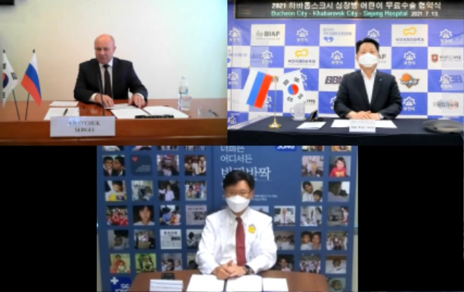 1-1.+온라인플랫폼(ZOOM)으로+협약식+진행+모습(왼쪽-세르게이+크라프추크+하바롭스크시장,+오른쪽-장덕천+부천시장,+아래-+세종병원+박진식+이사장).jpg