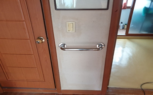 1-4. [2021년 중증장애인 주택개조 사업] 안전 손잡이 설치 후.jpg