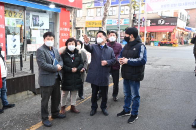 1-1. 장덕천 부천시장이 전통시장을 방문하고 있다..jpg