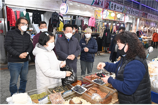 1-2. 코로나19 장기화로 어려움을 겪고 있는 전통시장 방문해 상인들 격려하는 장덕천 부천시장.jpg