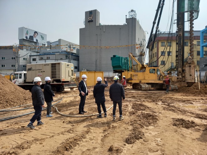 4-2. 부천시가 해빙기 대비 건축현장 안전점검을 실시하고 있다2.jpg