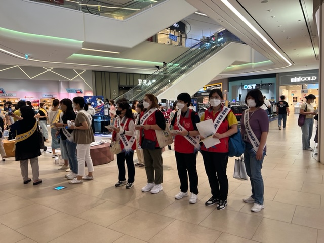 8-3. 지난 22일 스타필드 부천점에서 불법촬영 인식개선을 위한 캠페인을 벌였다.jpg