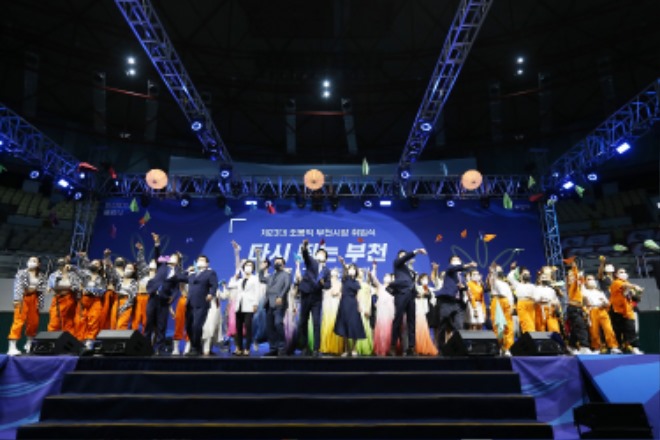 1-7. 희망의 종이비행기 날리기 퍼포먼스.JPG