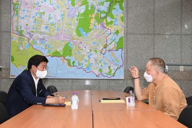 1-2. 조용익 부천시장이 시민의 이야기를 경청하며 내용을 메모하고 있는 모습 .jpg