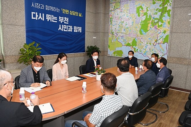 1-1. 조용익 부천시장이 지난 18일 시민들의 고충을 듣고 해법을 모색하는 첫 ‘민원 상담의 날’을 운영, 총 8명의 시민을 대상으로 상담을 진행했다.jpg