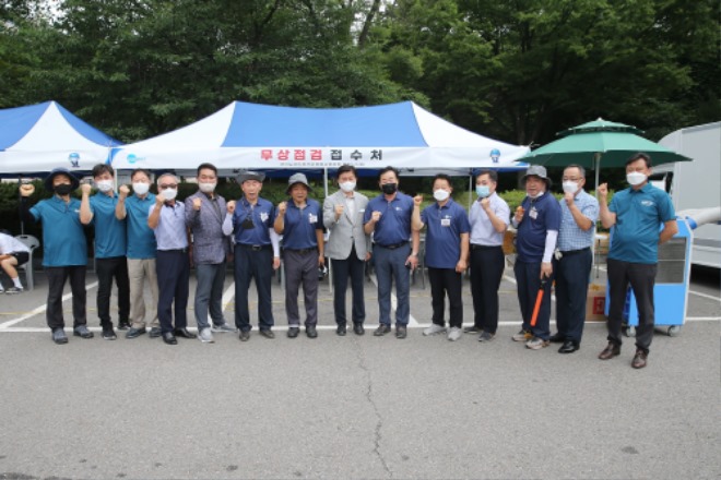 2-2. 조용익 부천시장을 비롯한 정비업 대표자들이 함께 기념촬영하는 모습.jpg