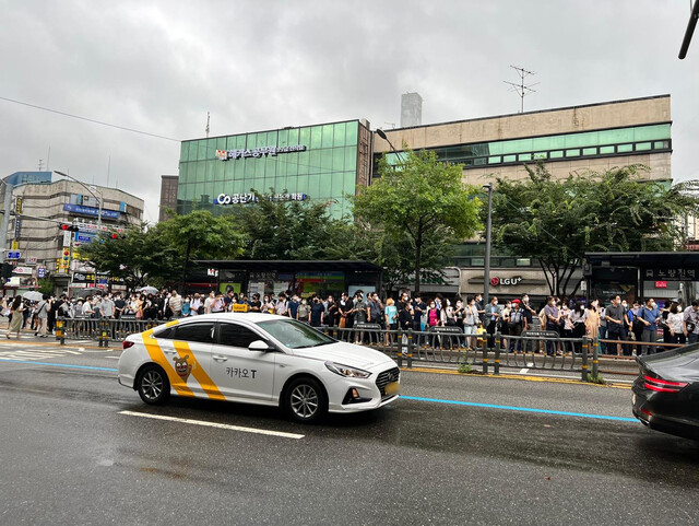 노량진 인근 버스정류장에 몰린 시민들.jpg