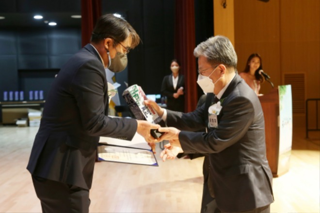 1-2. ‘2022 대한민국 도시대상’ 상패 전달식.JPG