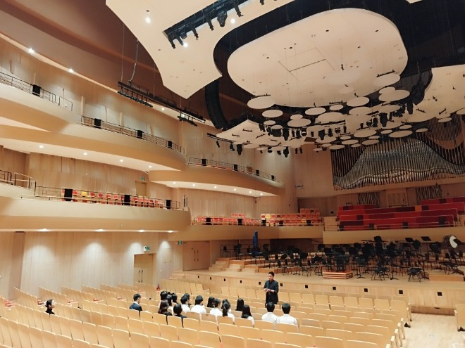 사본 -2-2. 부천아트센터 서채우 무대기술팀장이 콘서트홀에서 경기예고 학생들에게 음향 설비를 설명하고 있다.jpg