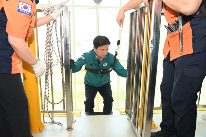 [크기변환]사본 -1-2. 조용익 부천시장이 지난 27일 부천소방서 오정119안전센터에서 진행한 완강기 사용법 1차 교육에 참여해 실제 완강기 사용방법을 체험하고 있다.jpg
