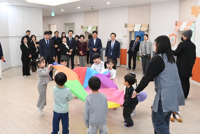 1. 지난해 개소한 부천힐스테이트소사역 다함께돌봄센터에서 아이들이 놀이하고 있다..jpg