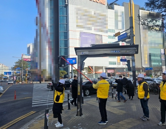 [크기변환]2. 부천시 내 불법 현수막 철거 현장(모자이크).jpg