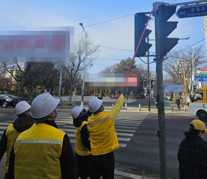[크기변환]3. 부천시 내 불법 현수막 철거 현장(모자이크).jpg