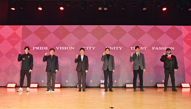 사본 - 3. 부천FC1995 2026시즌 출정식에서 1부리그 승격을 기념하는 퍼포먼스가 진행됐다..jpg